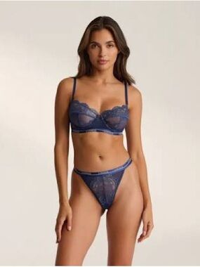 LOUNGE UNDERWEAR Blossom
Balcony Bra & Thong Set